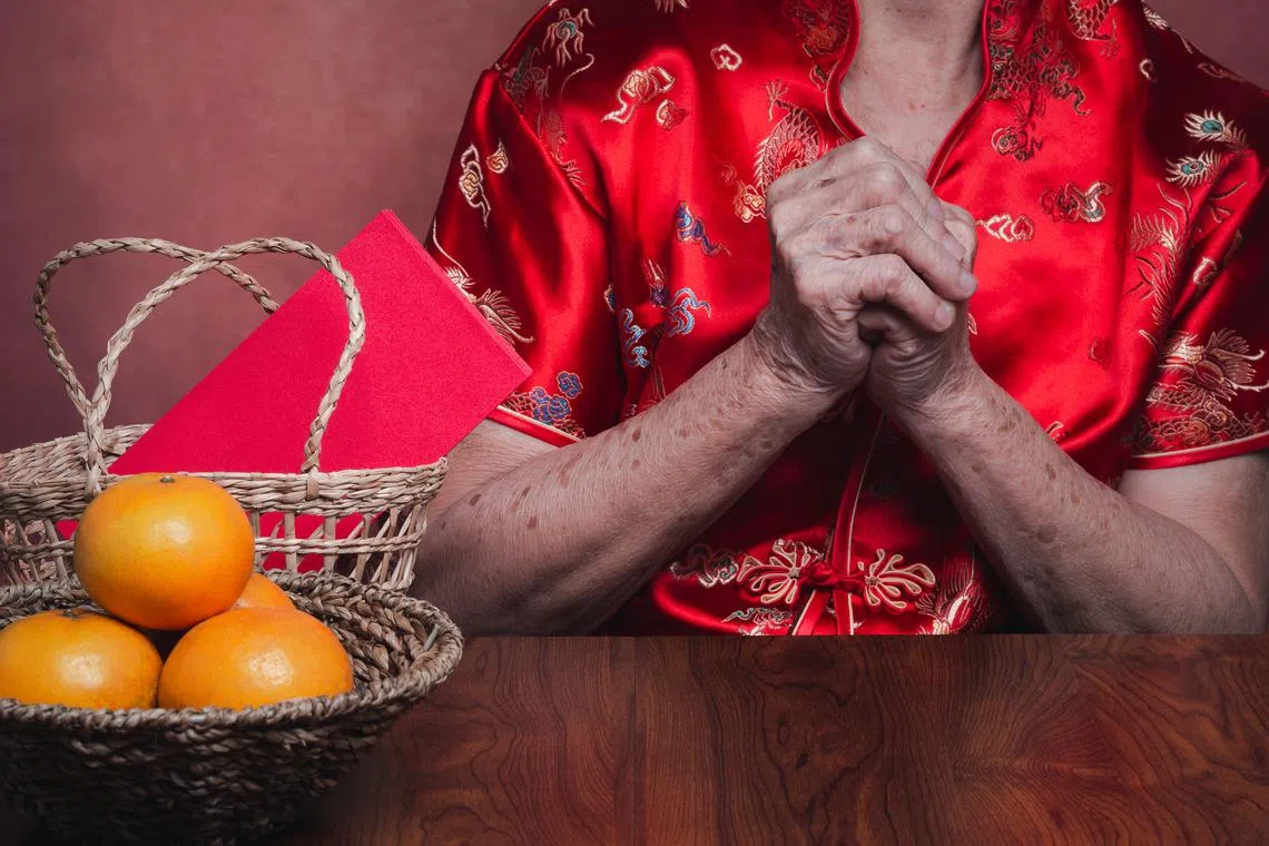 佳节期间，亲友不在身边的老年人更容易感到孤独。（iStock图片）