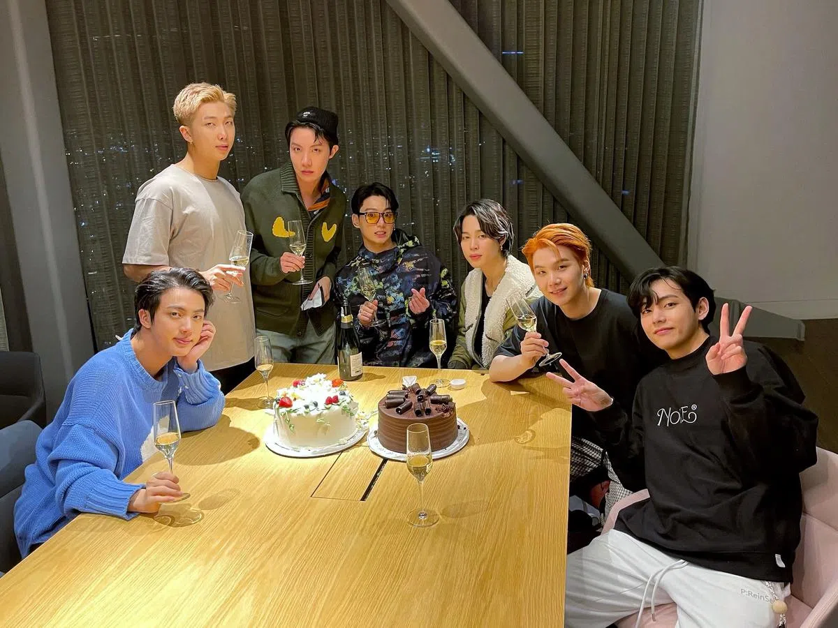 获奖后成员们开心庆祝。（官方推特）