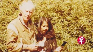 1980年，年轻的雪美莲（右）和埃里克·侯麦在《飞行员之妻》拍摄现场，巴黎公园Butte Chaumont。 （互联网）