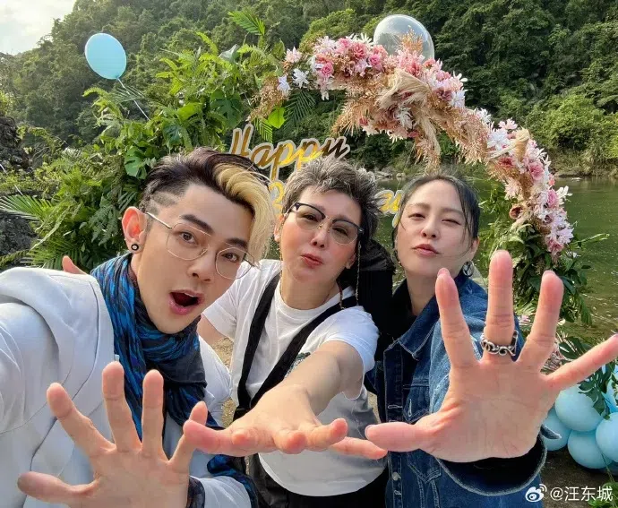 汪东城（左）和黄小柔（右）为蓝心湄庆生。（取自汪东城微博）