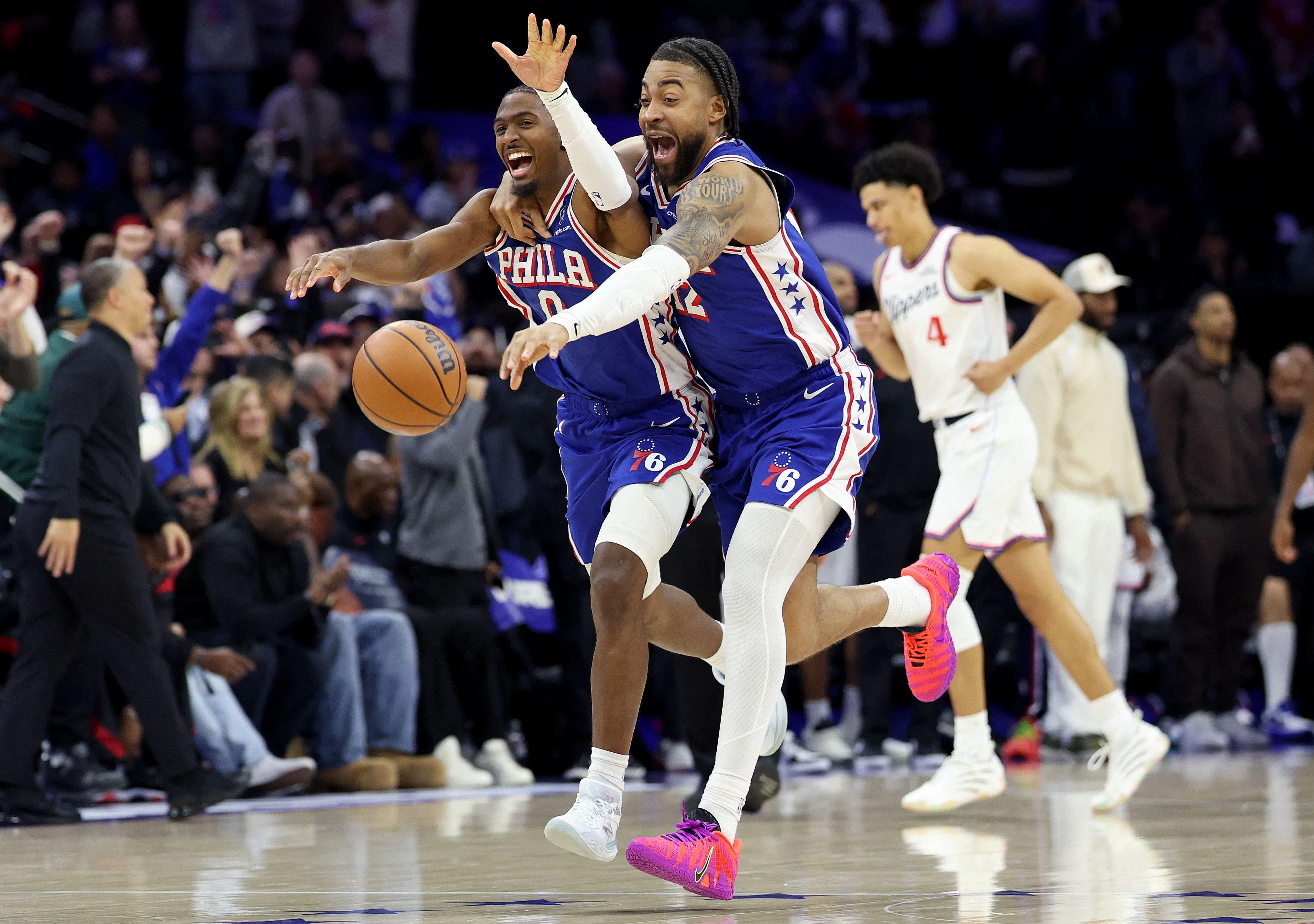 76人核心后卫马克西（中左）和队友沃特福德（中右）在惊险取胜后庆祝绝地逢生。（法新社）
