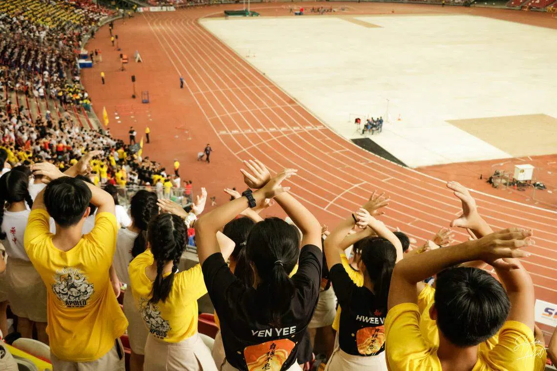 华中啦啦队的助威提振了士气，激励运动员力争在赛场上展现最佳状态。（华侨中学周思妍摄）