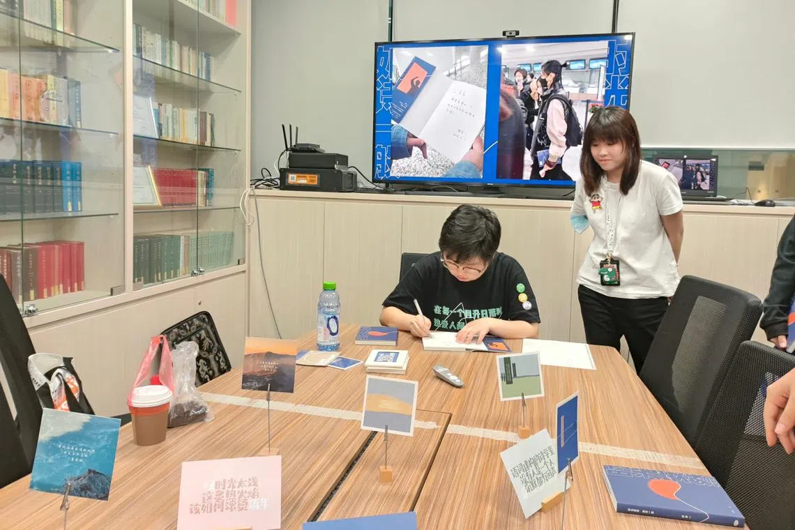 安诗一临时办签名会，让学弟学妹带着激励和感动满载而归。（李欣融摄）