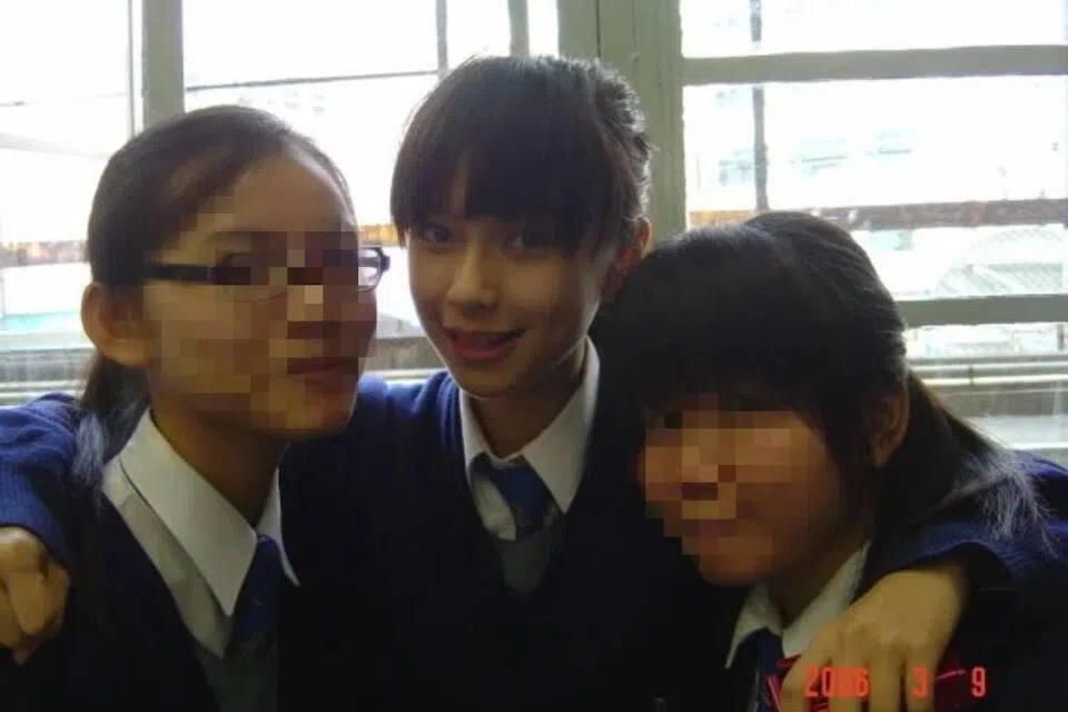 杨颖（中）学生时期的长相曝光。（互联网）