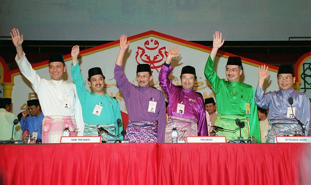 1993年巫统大会上，马哈迪（右三）与安华（左三）担任巫统副总统。（档案照）