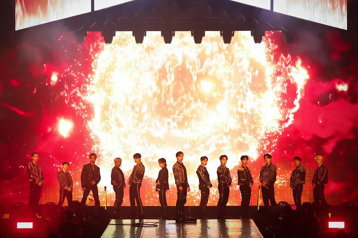 SEVENTEEN开唱气势十足，现场随即嗨翻天。（PLEDIS Entertainment提供）