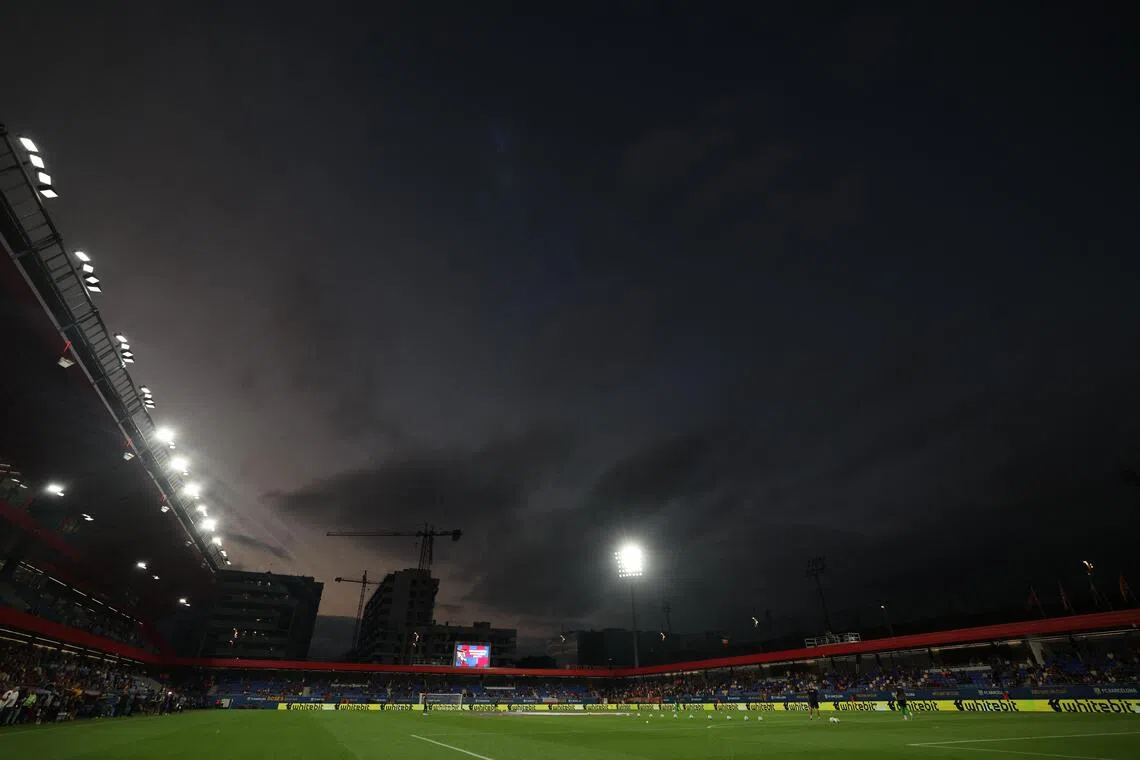 约翰·克鲁伊夫球场以已故荷兰足球传奇约翰·克鲁伊夫命名，也是巴塞女队、B队和U19队的主场。球场于2019年启用，距诺坎普仅几公里，能容纳6000名观众。（路透社）