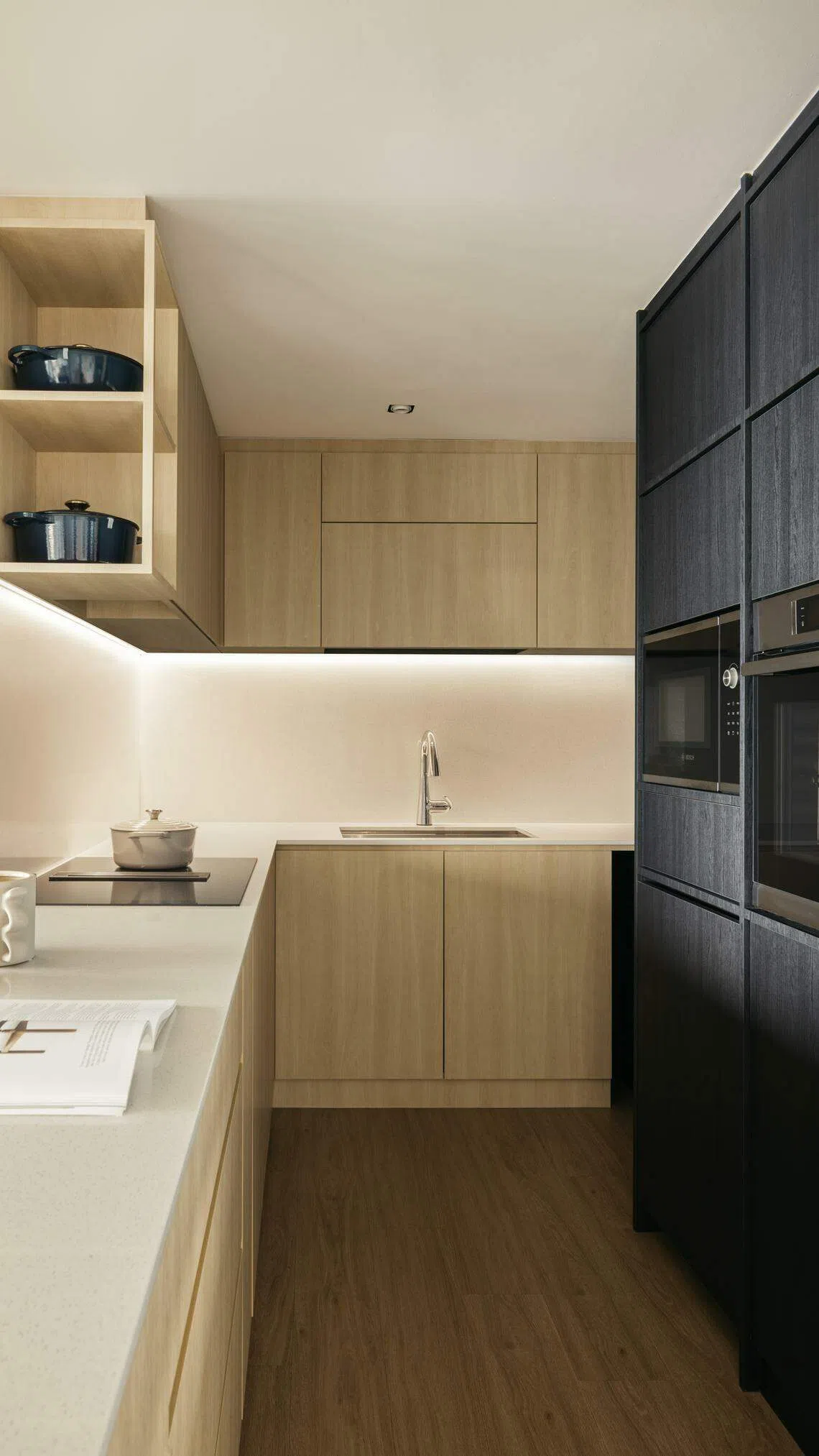 厨房两侧各有不同色彩，巧妙区隔了不同功用。（Happe Design Atelier提供）