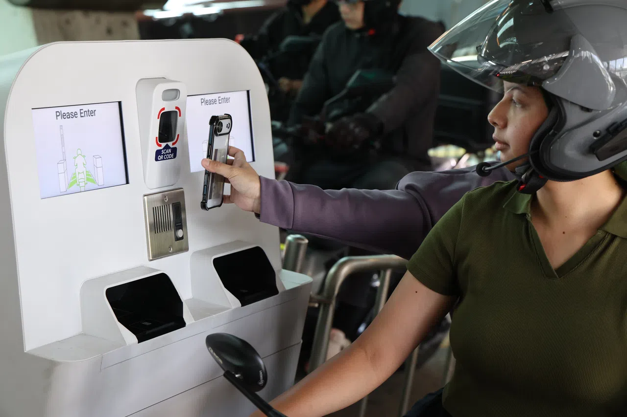 移民局鼓励骑士优先使用QR码扫描通关，以加速通关，提升关卡的整体车流量。（梁麒麟摄）