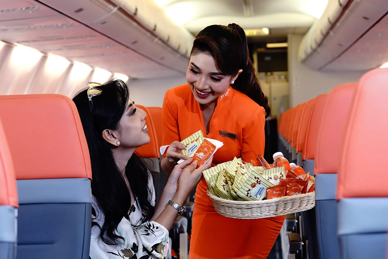 飞萤航空提供乘客免费茶点。（图/飞萤航空提供）