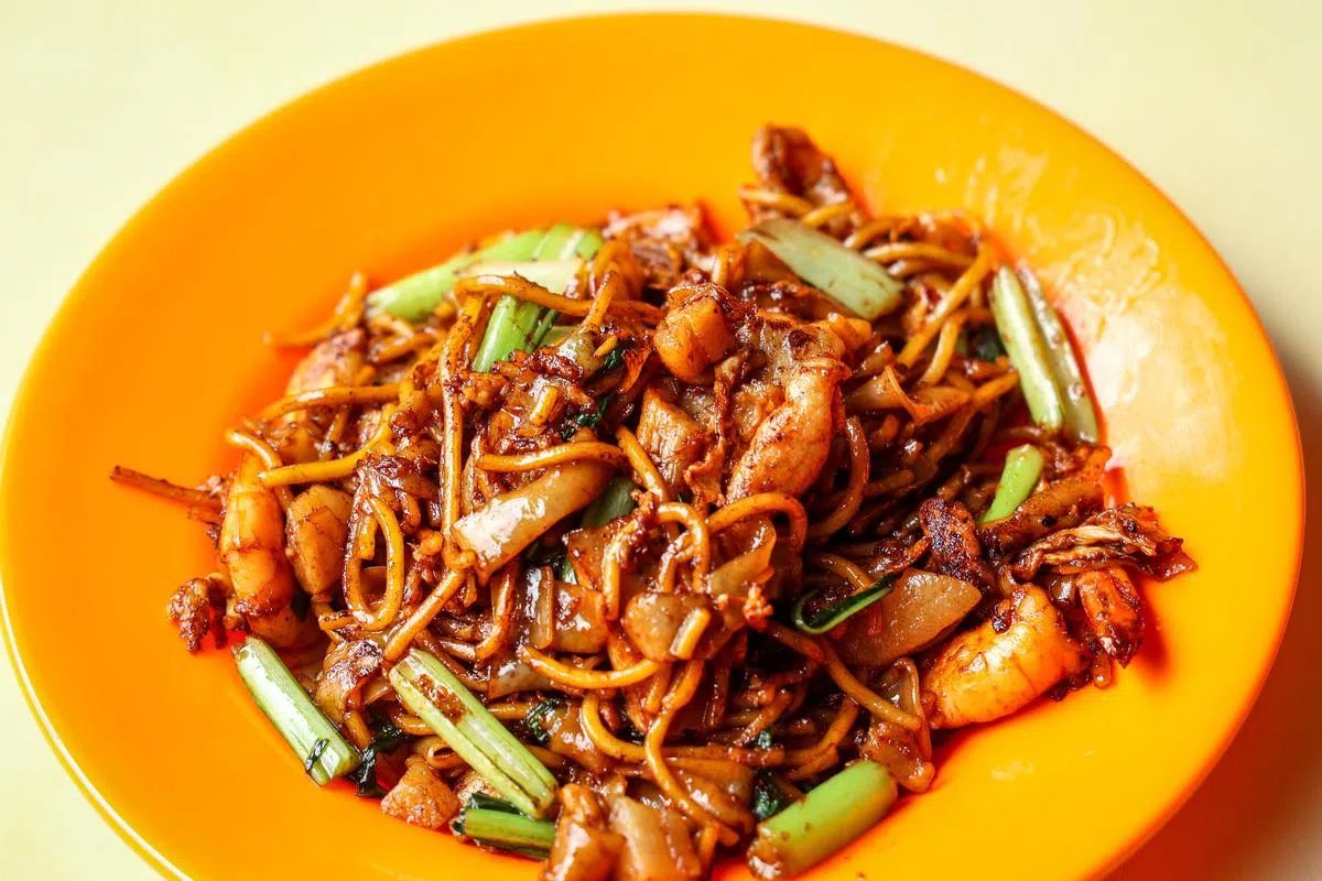 这盘看似炒粿条的食物味道与本地炒粿条也相近，但河粉的口感在咀嚼是还是有所不同。（摄影 / 叶振忠）