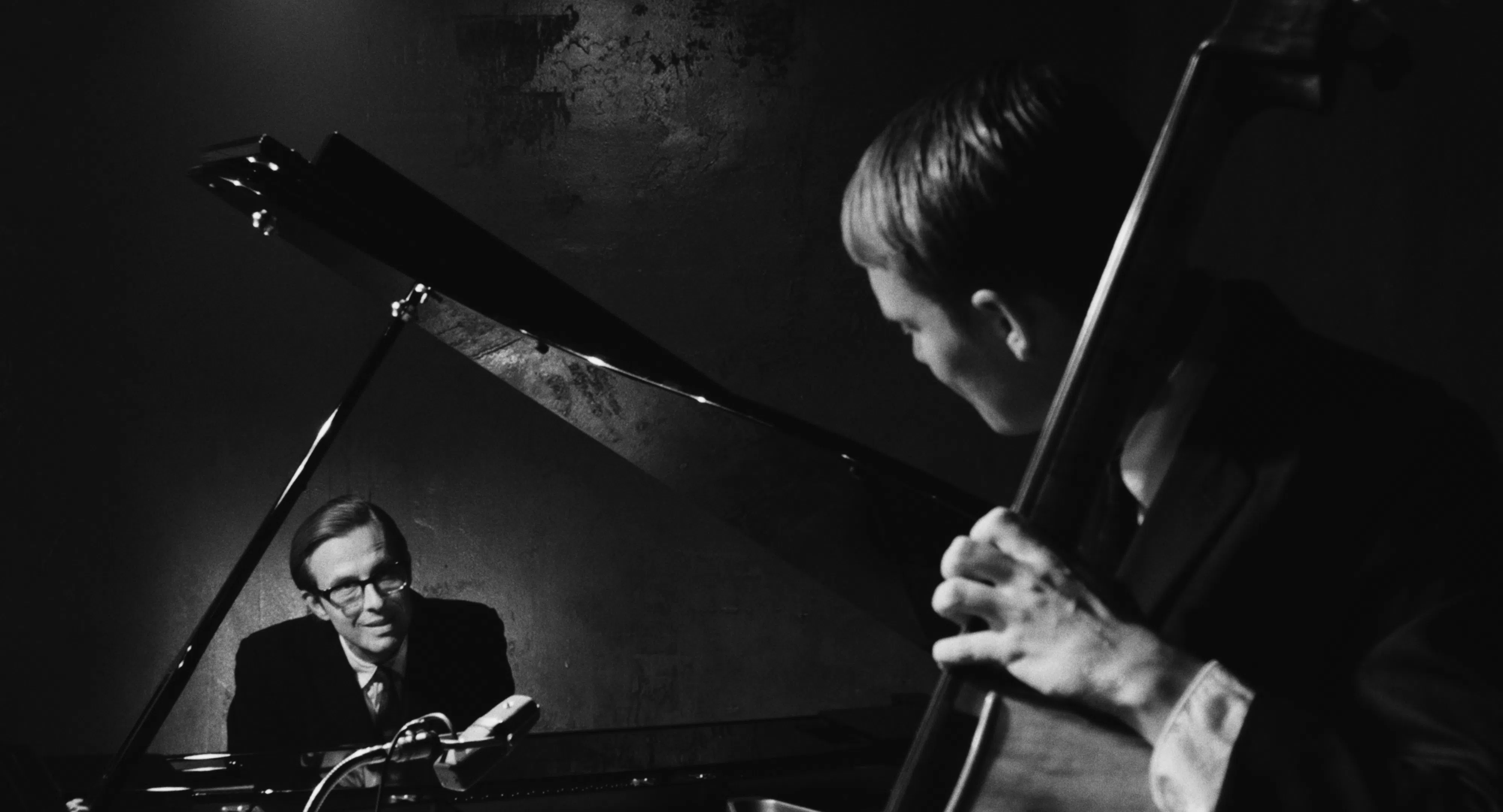 挪威演员Anders Danielsen Lie（左）诠释爵士钢琴大师Bill Evans。（邵氏机构提供）