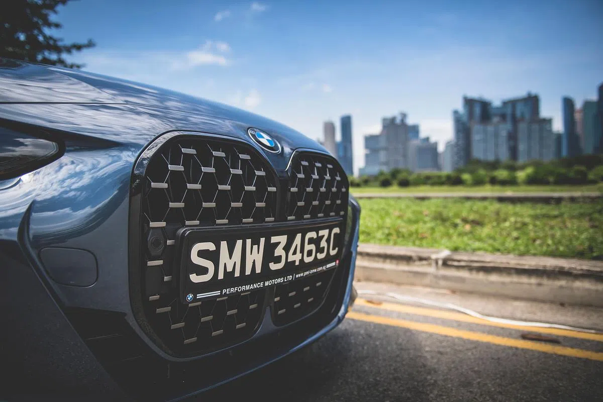 车鼻采用竖直设计的双肾格栅面积更大，向下几乎延伸至前裙板的下缘。