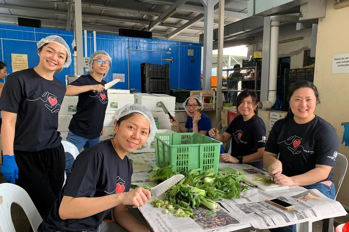 Expedia集团提供带薪休假，以鼓励员工抽空服务社会。图为公司员工参与慈善厨房的准备工作。（图/商家提供）