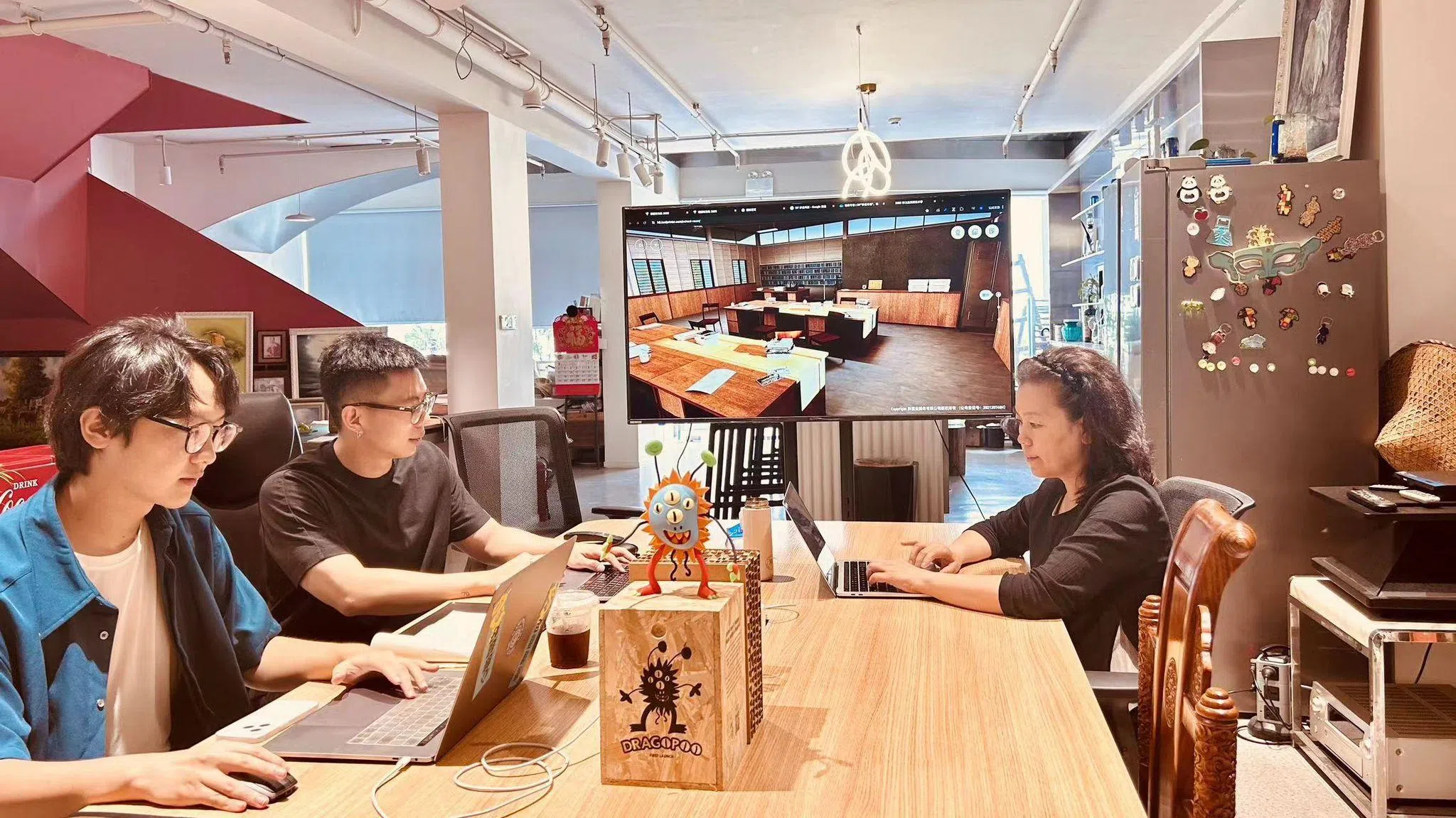 UNIGONS Z创办人黄梓哲（左二）、美术指导崔雄智（左一）及中华区首席运营官黄斌（右）一同讨论“校园时光机”特展的制作。（UNIGONS Z团队提供）