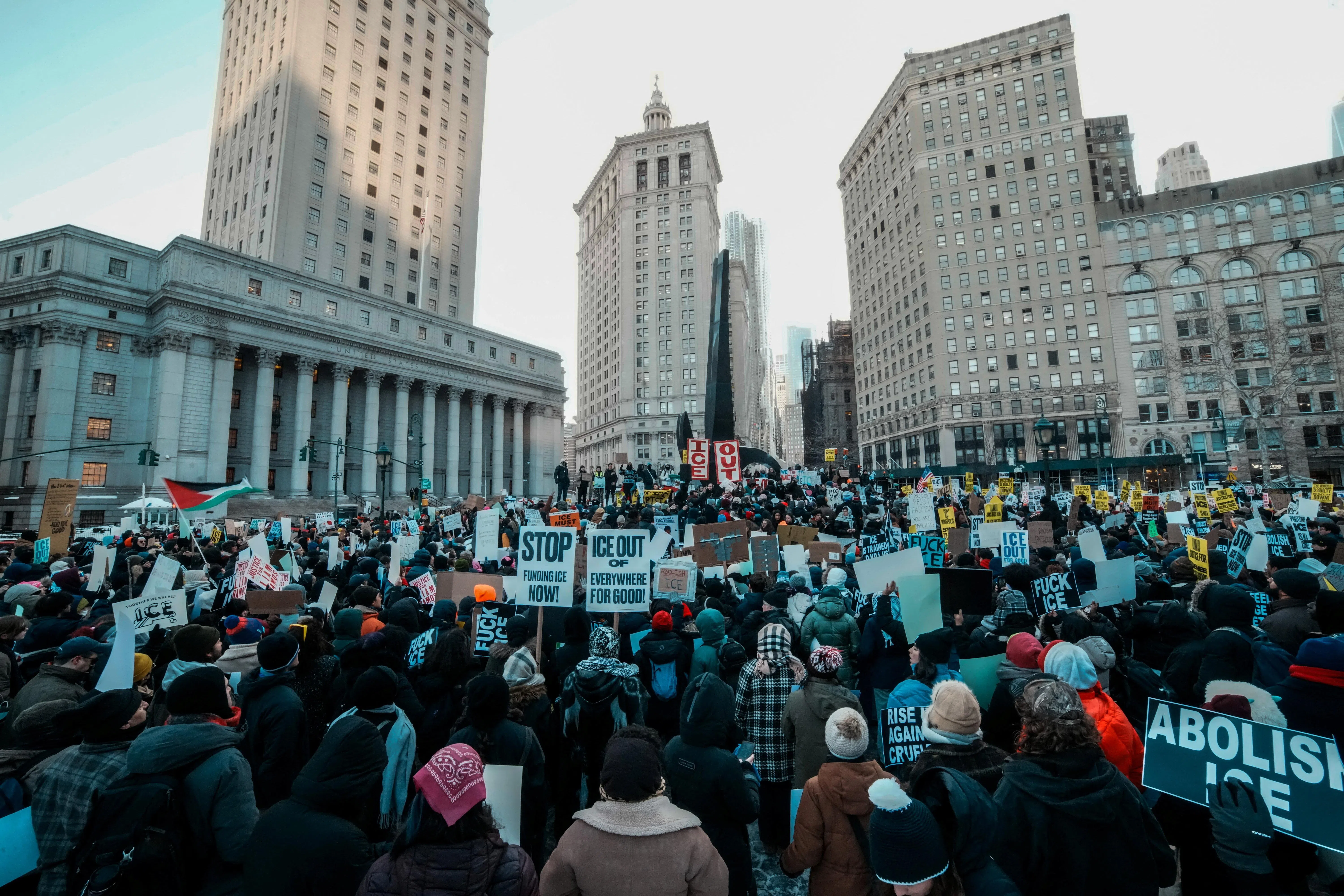 1月30日，在美国纽约市，人们响应“不上班、不上学、不购物”的抗议活动，举着要移民及海关执法局人员离开等牌子，参加集会。（路透社）