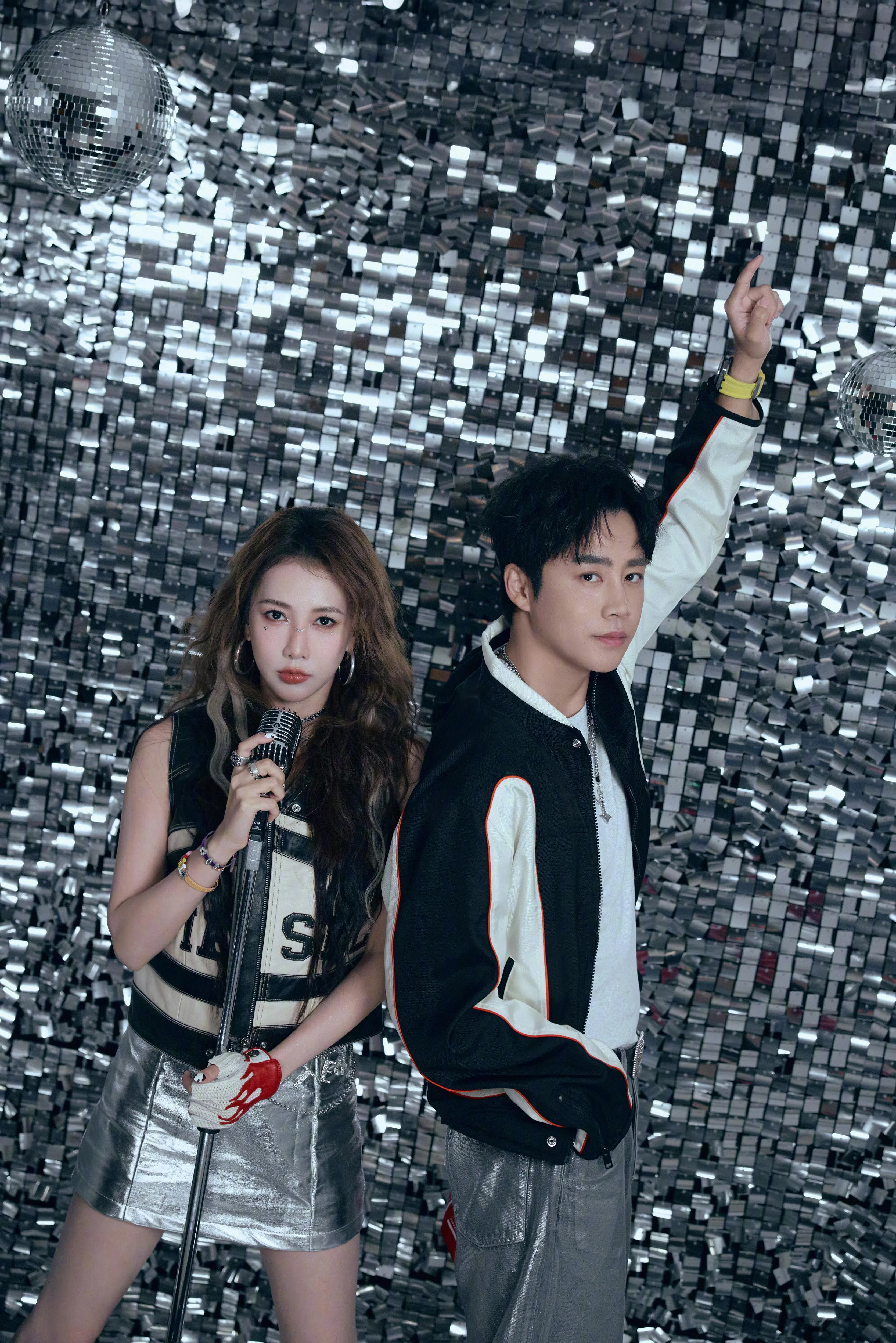 弦子（左）与老公李茂开车11个小时抵达阿曼的马斯喀特，改搭班机飞到泰国。（取自李茂微博）