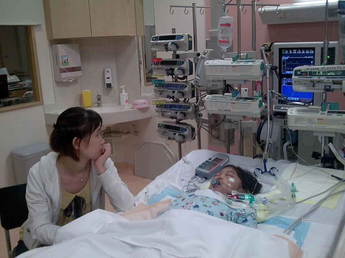 住院期间，林秀玉每天早上带着从寺庙求得的花看望女儿。（受访者提供）