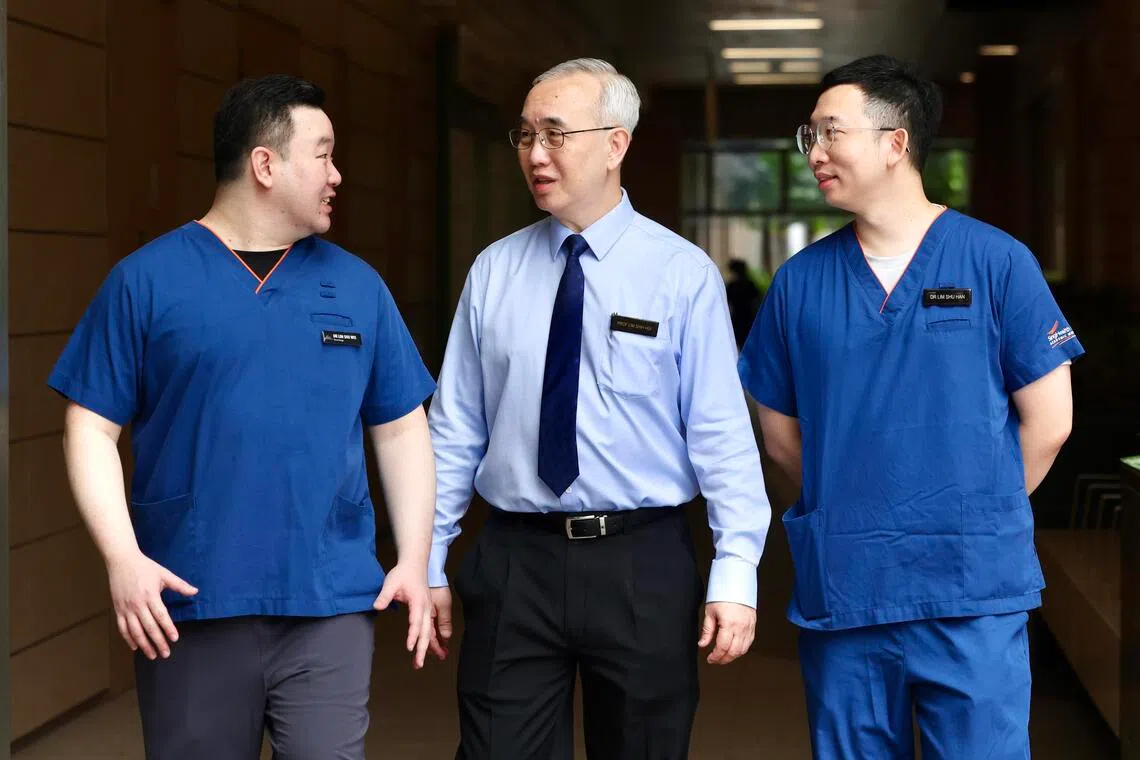 林诗晖的大儿子林书玮（左）和二儿子林书翰（右）继承衣钵，书玮同样是神经内科医生，书翰在欧南社区医院服务。（陈斌勤摄）