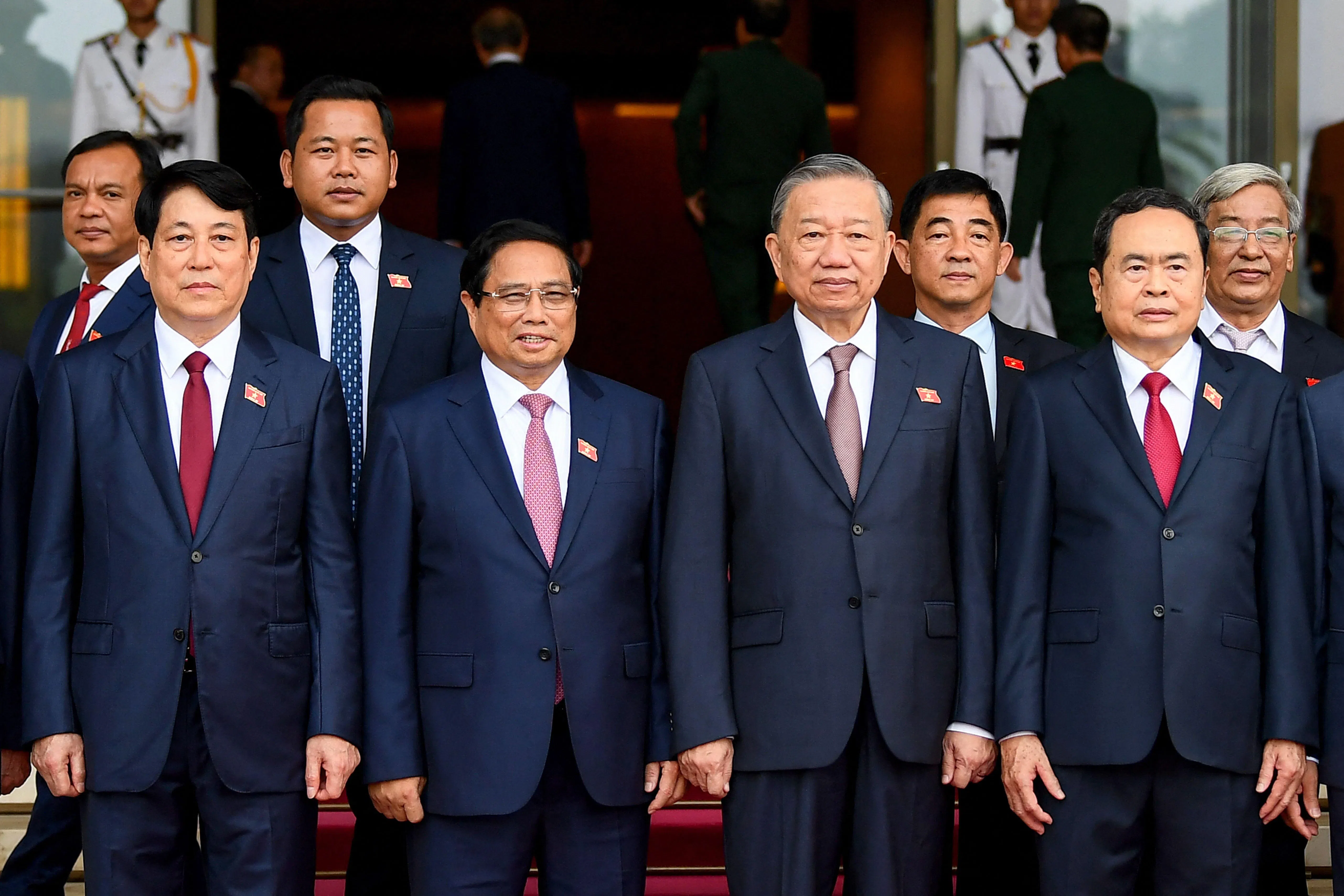 10月21日，越共中央书记处常务书记梁强（前排左起）、总理范明政、越共中央总书记苏林、国会主席陈青敏在河内出席国会秋季开幕会议。梁强随后在会议上当选国家主席。（法新社）