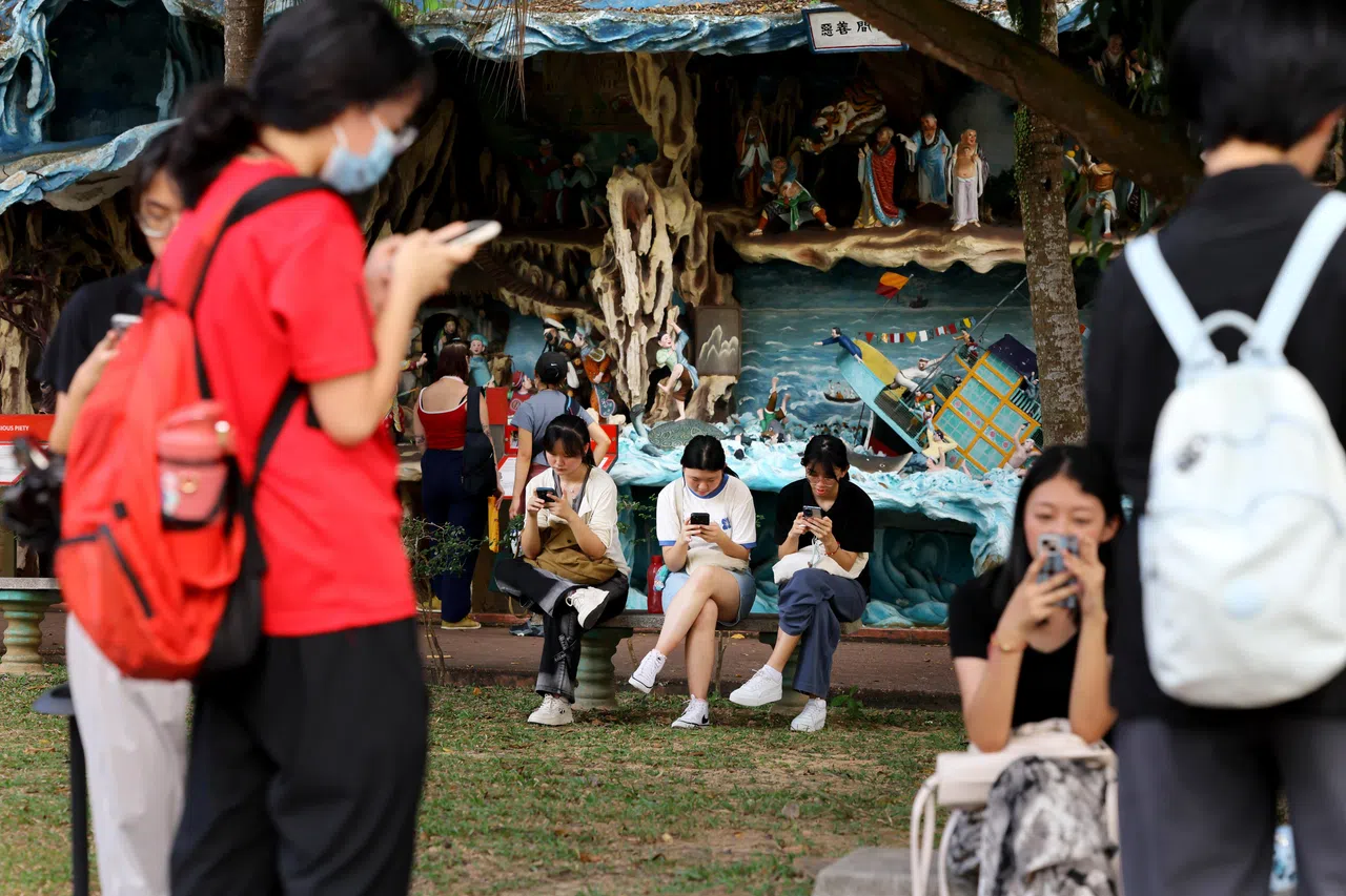 参与字食族十代目第二轮选拔的“候选人”在现场进行即时写作。（龙国雄摄）