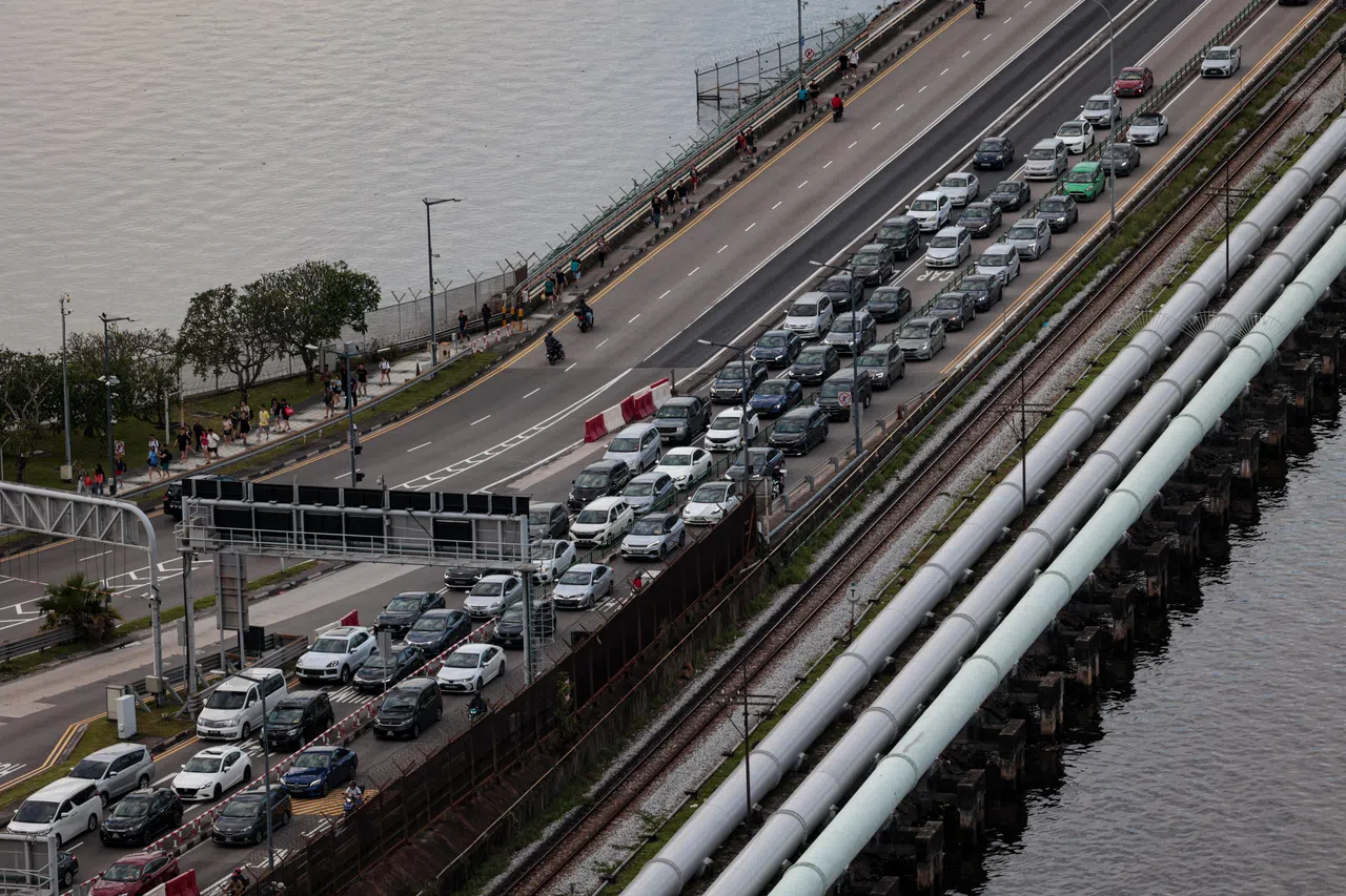 星期天（12月8日）下午5时15分，靠近兀兰关卡的新柔长堤路段开始出现车多的情况，也有一些公众选择步行越过长堤。（张俊杰摄）