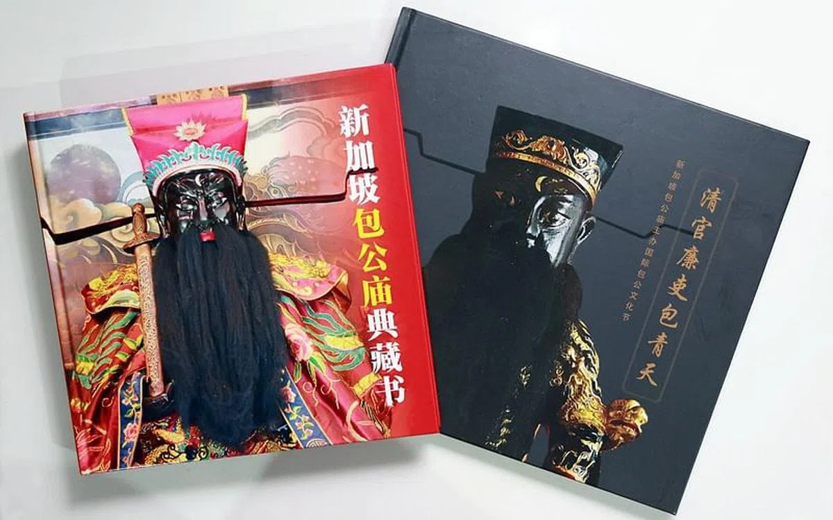 2015年及2018年出版的《新加坡包公庙典藏书》及《清官廉吏包青天》，记录了本地的包公文化、历史及信仰。（唐家鸿摄）