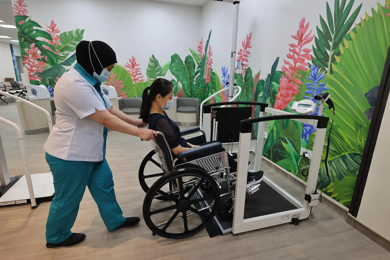三巴旺综合诊疗所推出国立健保集团旗下首个适合坐轮椅病患使用的体重秤。（唐家鸿摄）