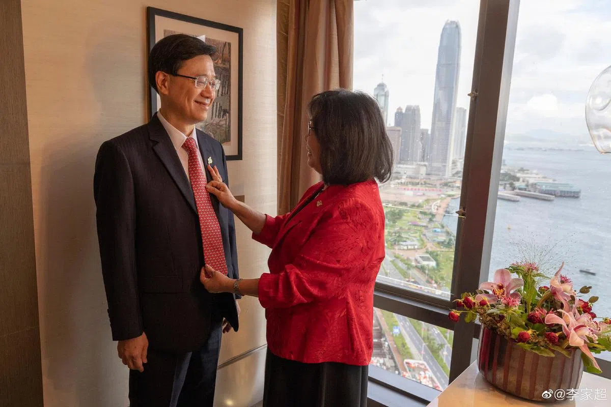 李家超在新开的社交媒体账号上，感谢太太（右）为他打点一切。（李家超微博）