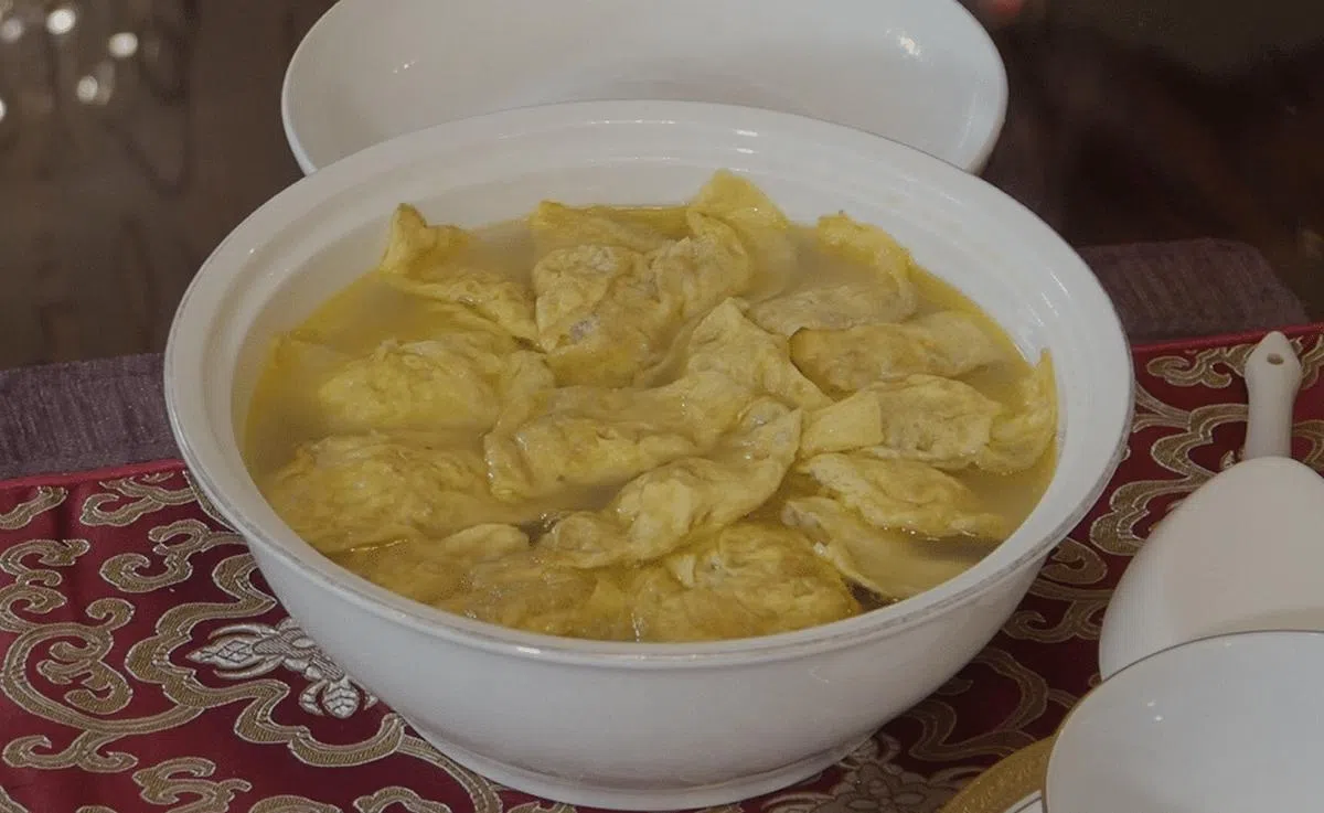 这是郭亮做的蛋饺肉圆鸡汤。他说，搭配蛋饺的汤可根据喜好熬制。（游万贵）