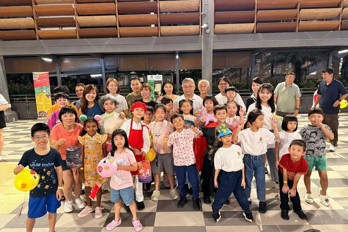 陶然诗社在榜鹅北岸广场社区广场表演诗歌音乐剧《藏在月亮里的秘密》后，与副总理颜金勇合照。（受访者提供）