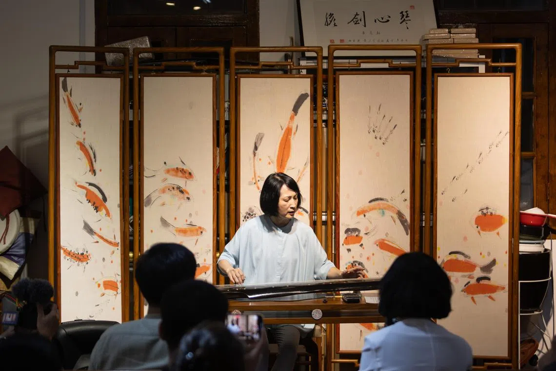 乔珊在本地“龢乐斋”古琴艺术中心的雅集上演奏古琴。（特约沈康雄摄）