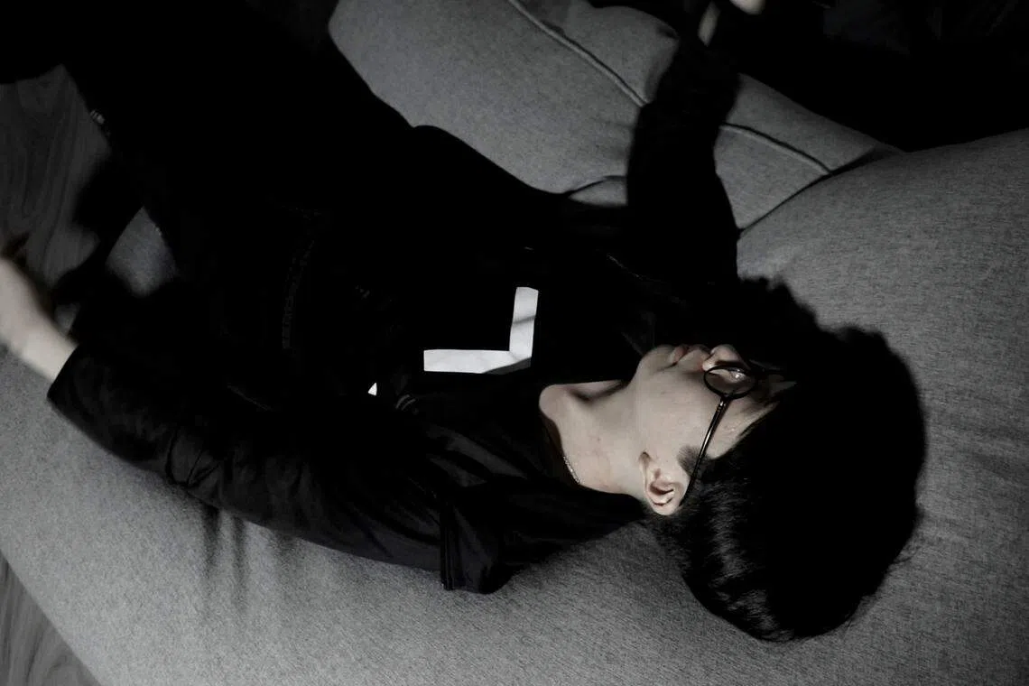 “我还记得有时躺在地上，坐在地上在那里发呆，一动也不动。”（视频截图）