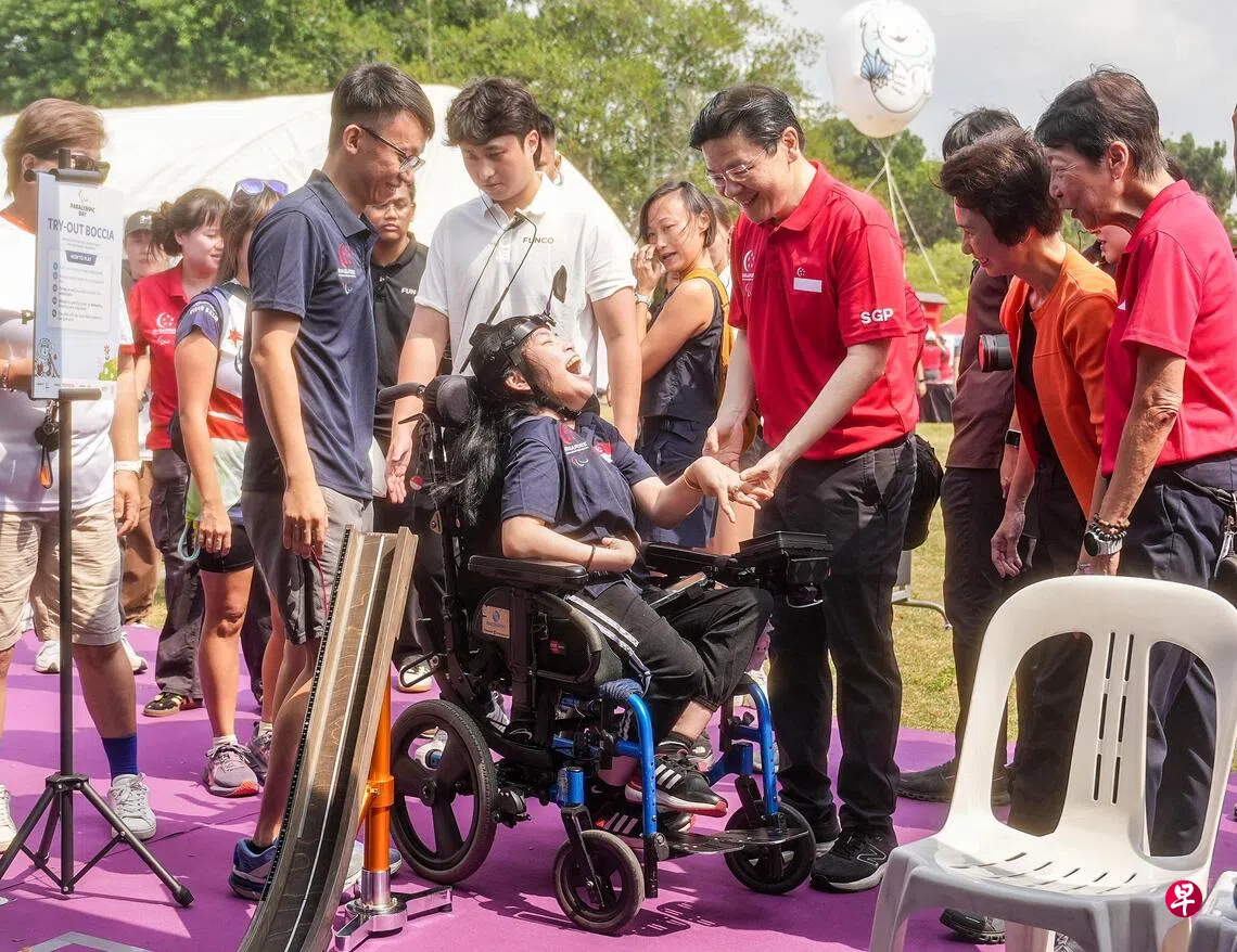 黄循财总理（右三）出席首届“残奥日”活动，与我国硬地滚球选手甄佳宜打招呼。在场的包括贸工部兼文化、社区及青年部高级政务部长刘燕玲（右二）和新加坡残奥理事会会长许淑敏（右一）。 （谢智扬摄）
