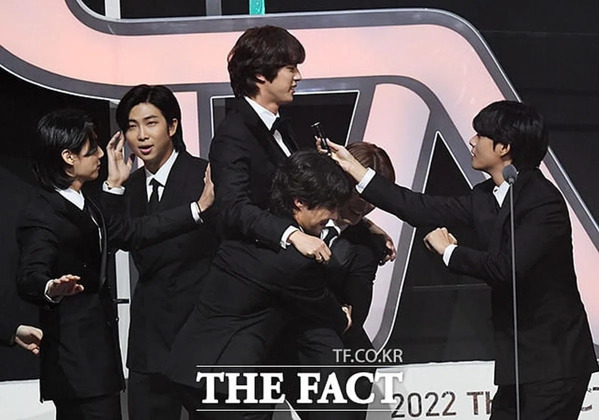 Jin被BTS成员们“扛出场”领个人奖。（取自THE FACT）