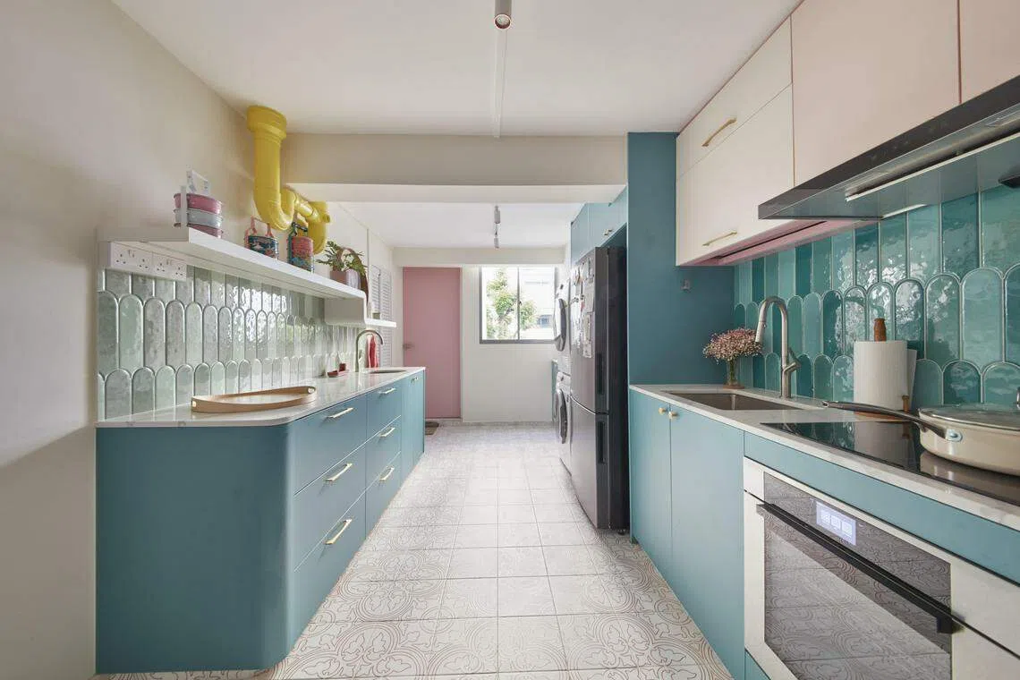 厨房两边的墙壁，有不同的深中浅绿色马赛克瓷砖，搭配绿松石色和粉红色橱柜。（Free Space Intent提供）