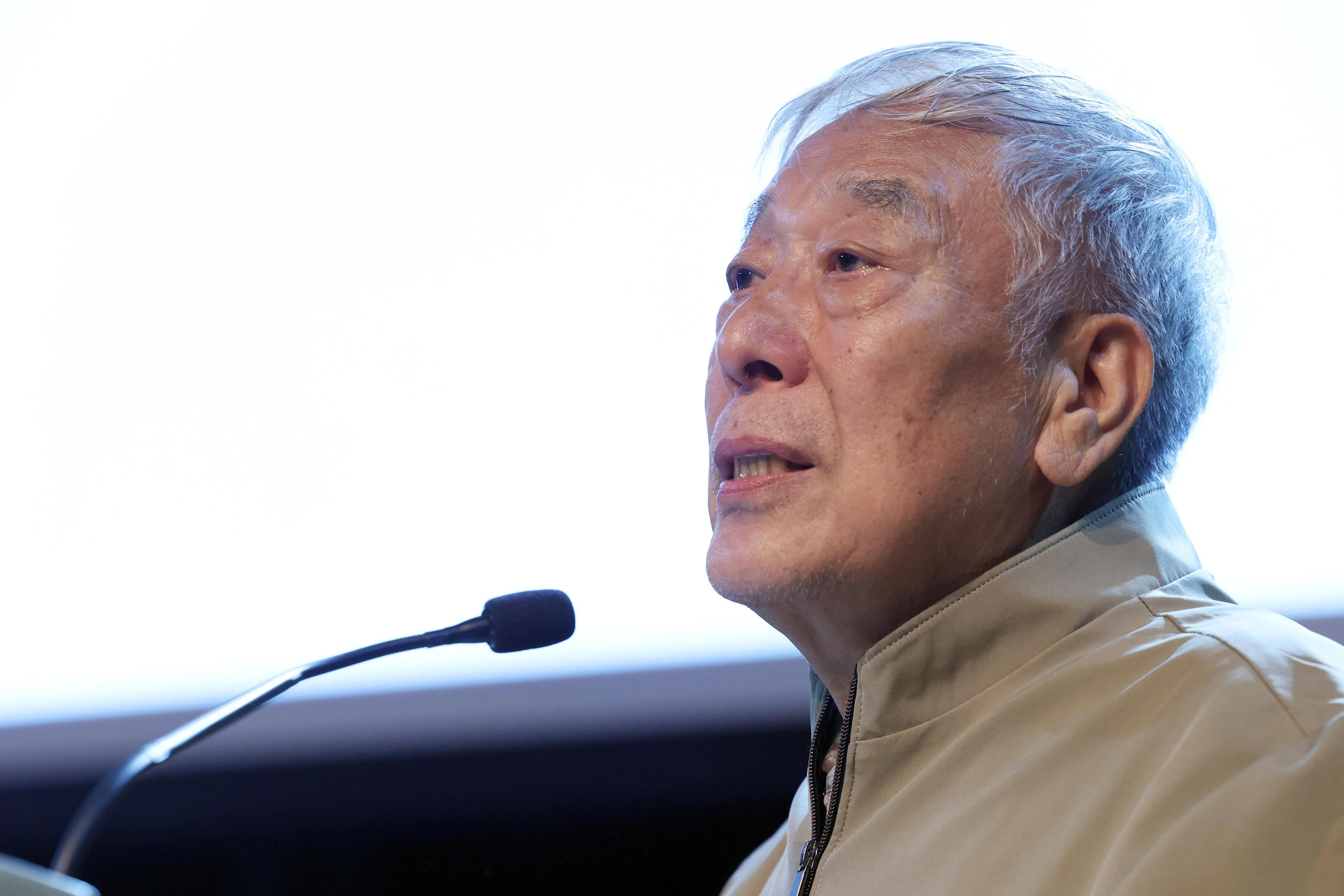 中国科幻小说作家王晋康谈到中国科幻的艰辛过去，两度哽咽，必须摘下眼镜拭泪。（邝启聪摄）