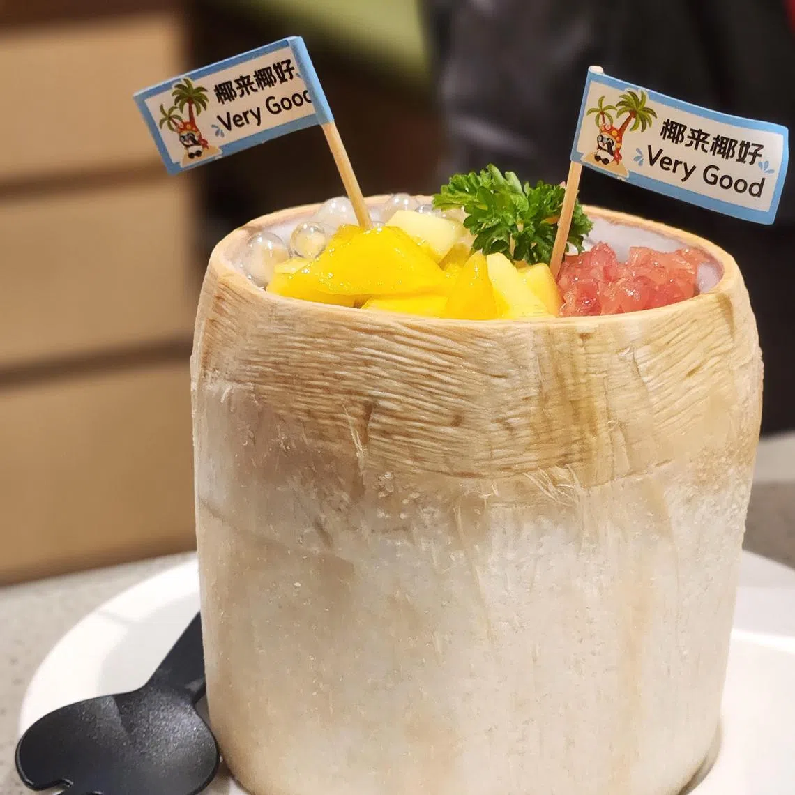椰汁果冻、椰肉和鲜果组成的重量级甜点。（陈爱薇摄）