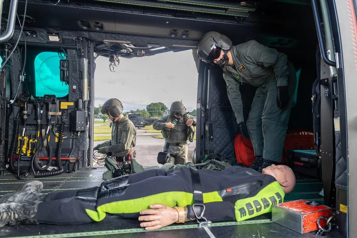 在模拟任务中，机组人员固定好“伤员”位置，确保运送过程安全无虞。（吴先邦摄）