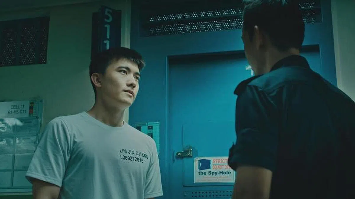 张哲通（左）在《肃战肃绝》中因吸毒而坐牢。（剧照）