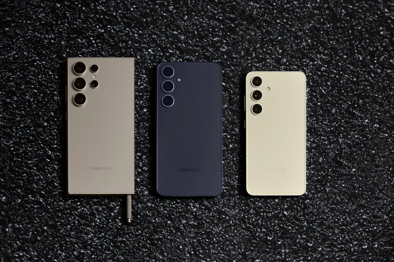 S24系列手机包括S24（右起）、S24+及S24 Ultra，全系列都拥有最新的AI辅助功能。（三星提供）