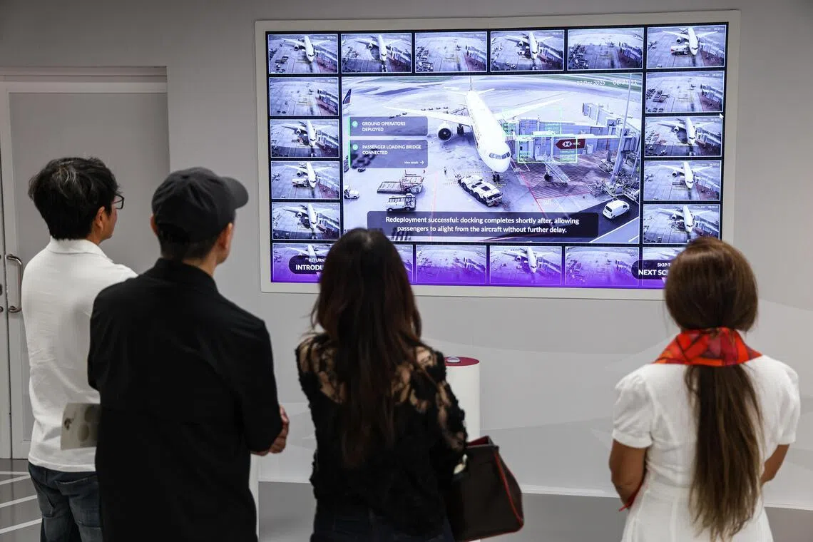 运用人工智能与计算机视觉技术，监测飞机从降落至再次起飞的各个环节，并可预测潜在延误，让工作人员及时应对，例如调派更多人手支援。这个系统自2024年起，在第二与第三搭客大厦测试，已协助改善约200趟航班的准点表现。系统全面落实后，樟宜机场预计每日可应付比目前多约12趟航班。（关俊威摄）