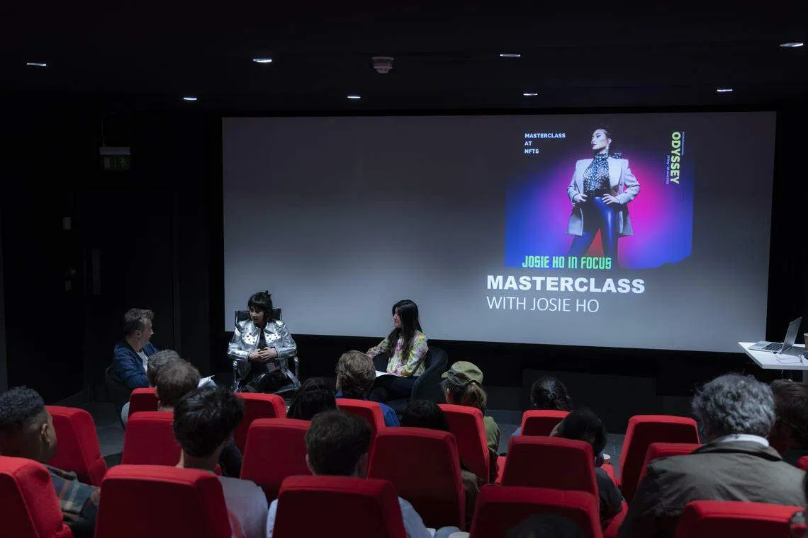 何超仪（中）应英国Odyssey 电影节之邀，前去分享对影视业的观点。（受访者提供）