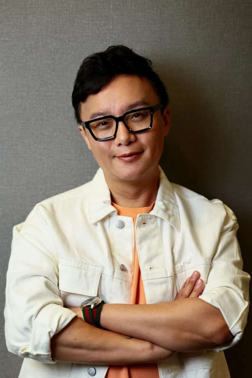 皓皓配了一副浓浓书卷味的黑框眼镜，如此一来早上无需化妆或戴隐形眼镜就能出门。（龙国雄摄）