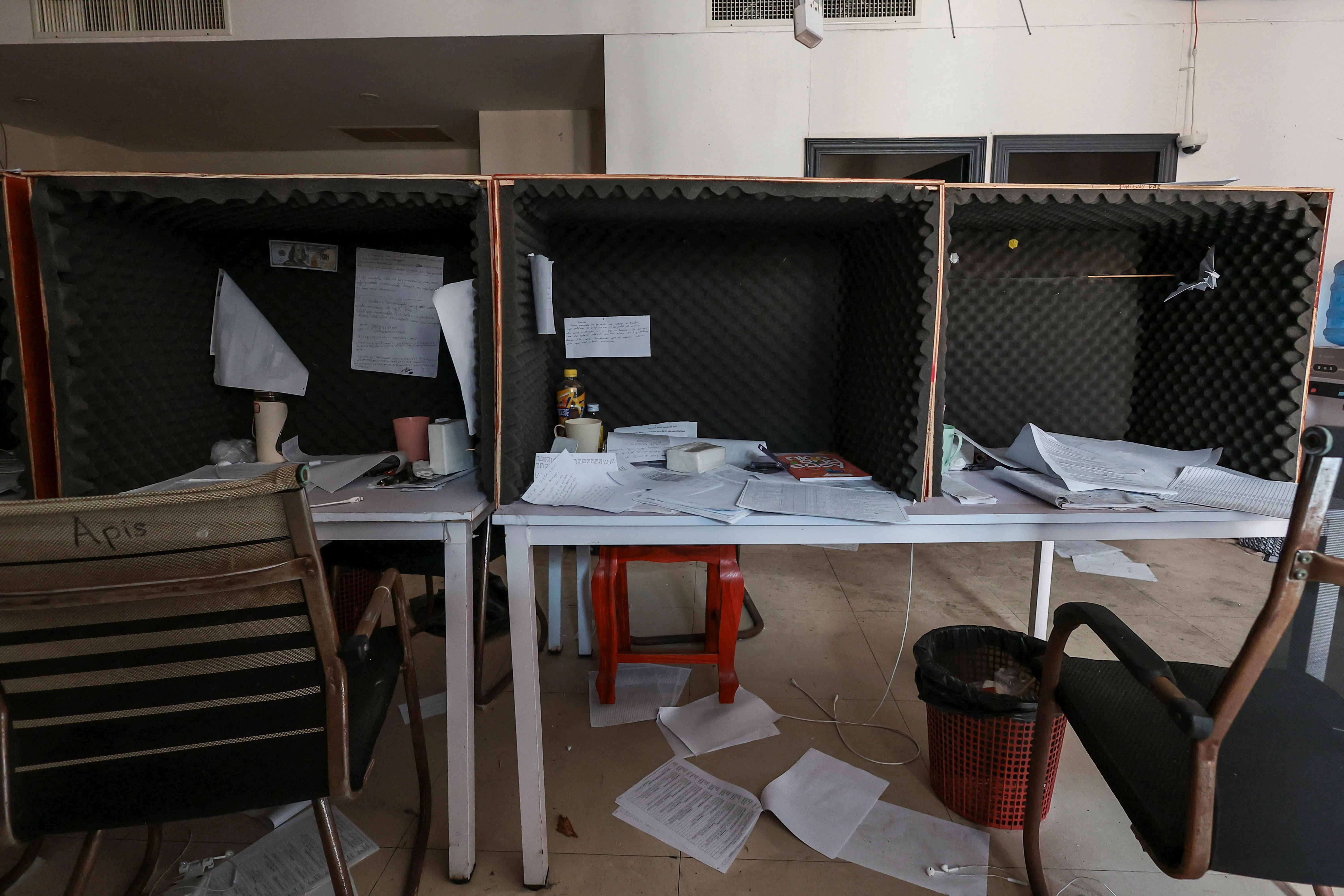 在柬埔寨边境小镇奥斯马（O’Smach）附近一个电诈园区，电诈劳工有自己的座位，每个座位铺好隔音棉，备妥不同的诈骗剧本。（路透社）