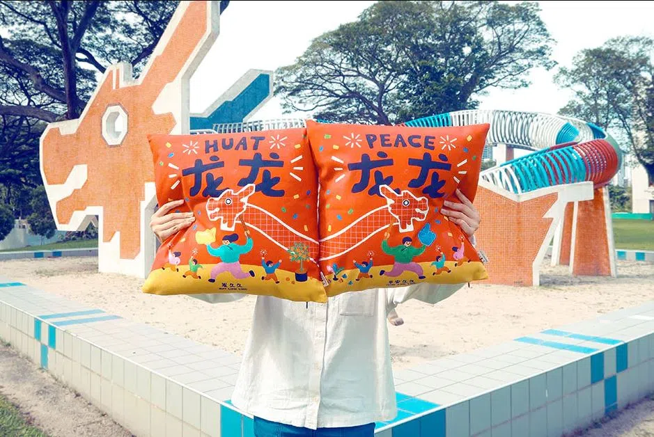 本地文创品牌“小时候”设计的龙年靠垫。（取自品牌官网）