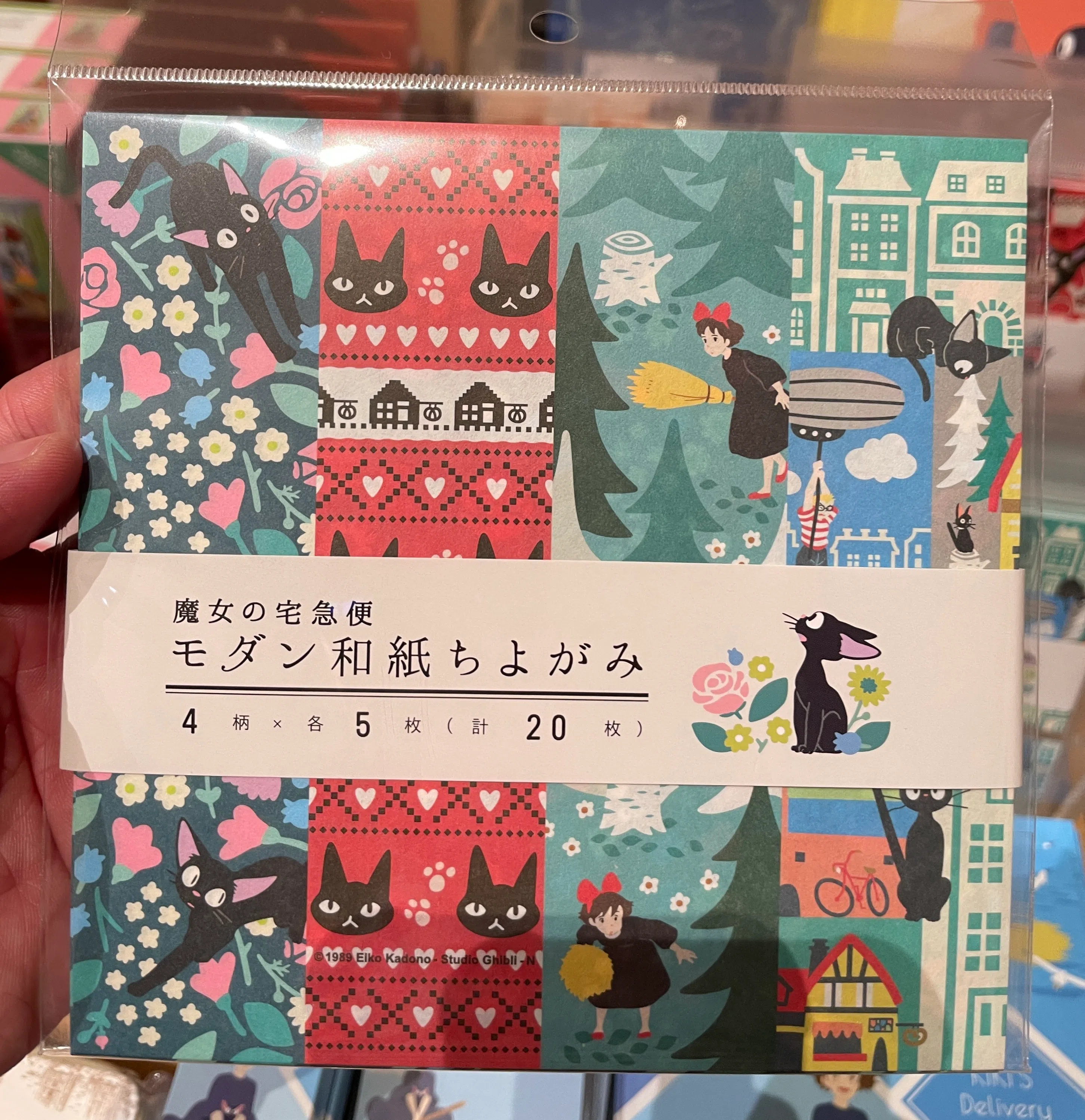 《魔女宅急便》花图折纸。（林方伟摄）