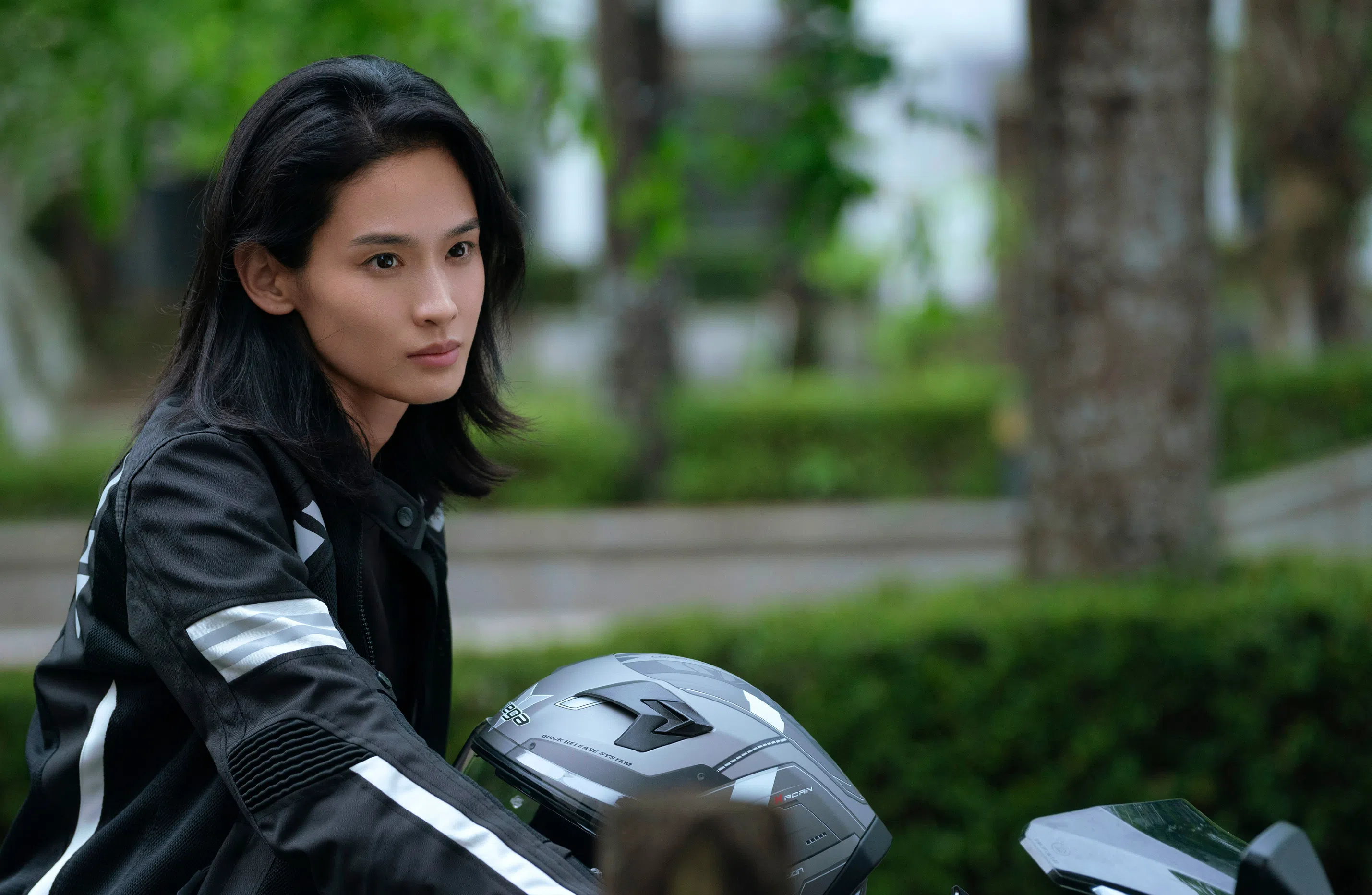 剧中屈菁菁骑摩托车出场，出场方式为这个角色定下了飒爽基调。（互联网）