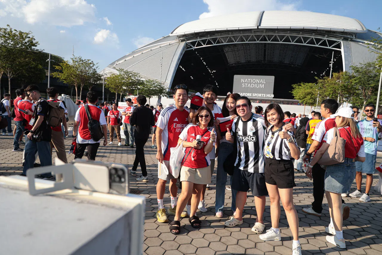 友谊第一，比赛第二。阿申纳和纽卡斯尔球迷在赛前合影。（李冠卫摄）