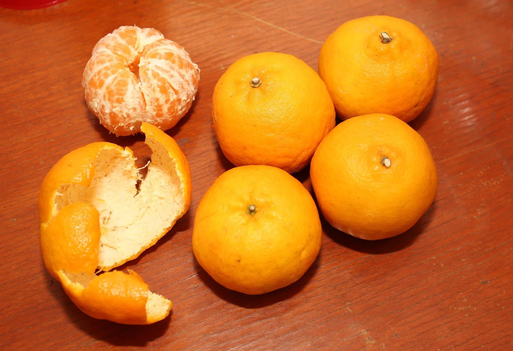 人们多吃柑后出现咽喉肿痛等症状，常误以为“上火”，但柑性偏凉，身体不适多与体质或饮食搭配有关。（档案照）